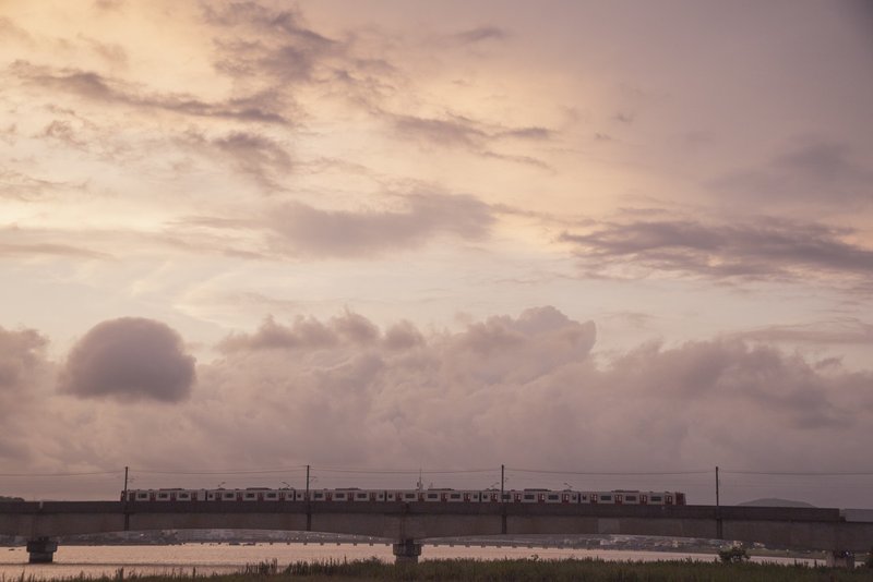 （リサイズ）20200831風景-038（唐津、夕陽、電車）