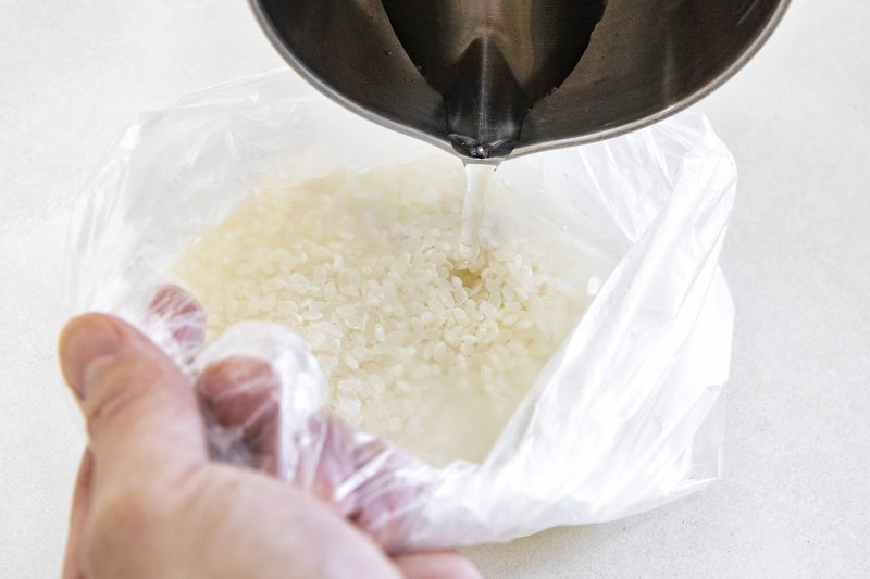 ポリ袋と少しのお水でお米を炊く方法 もしもの災害に備えるレシピ コープさっぽろの広報誌 Cho Co Tto ちょこっと