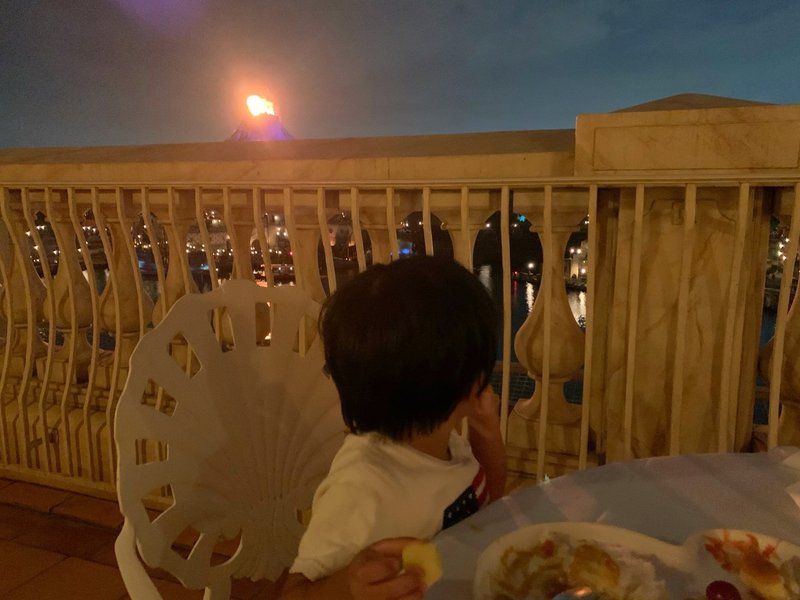 バースデー旅行vol 6 テラスでルームサービスディナーを満喫 お子様プレートが可愛いんです イヴん家のディズニー旅記録 Note