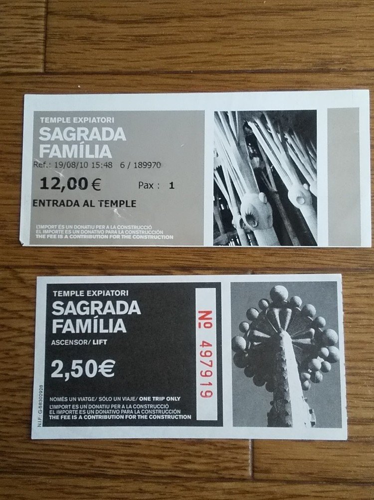 サグラダ・ファミリアの建設費の一部になるんだなぁ～となんとなくうれしく感じました。

入場券(写真上)と上へ昇るためのエレベーターのチケット(写真下)