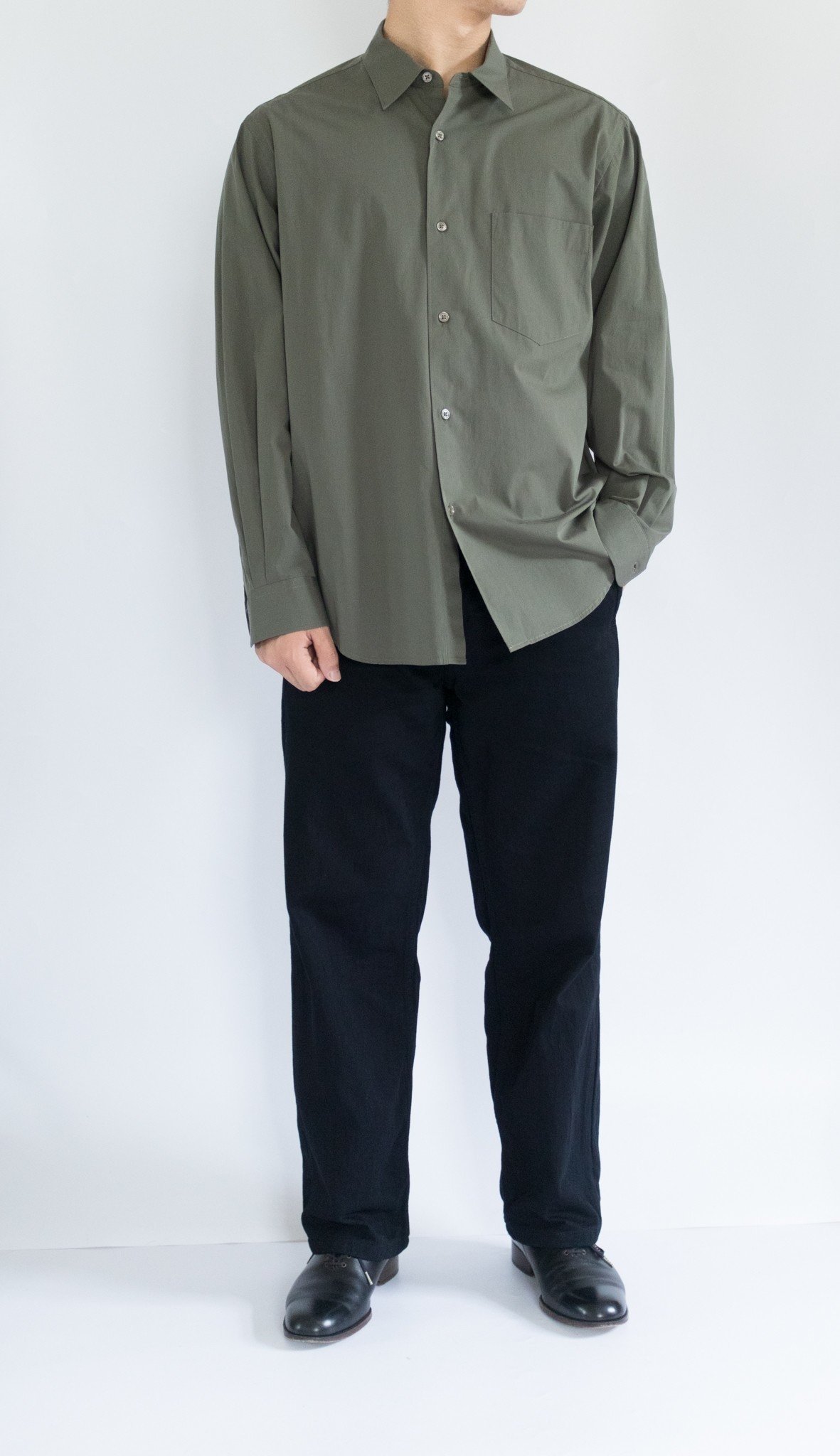 茄子紺 ノータイでも優美な「hLam 」超絶技巧満載のグレーシャツ