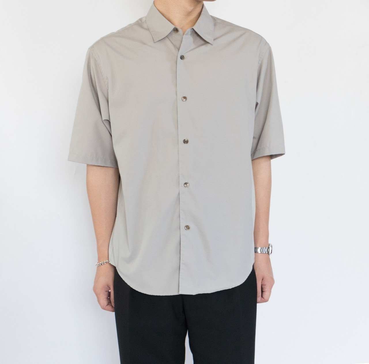 茄子紺 ノータイでも優美な「hLam 」超絶技巧満載のグレーシャツ