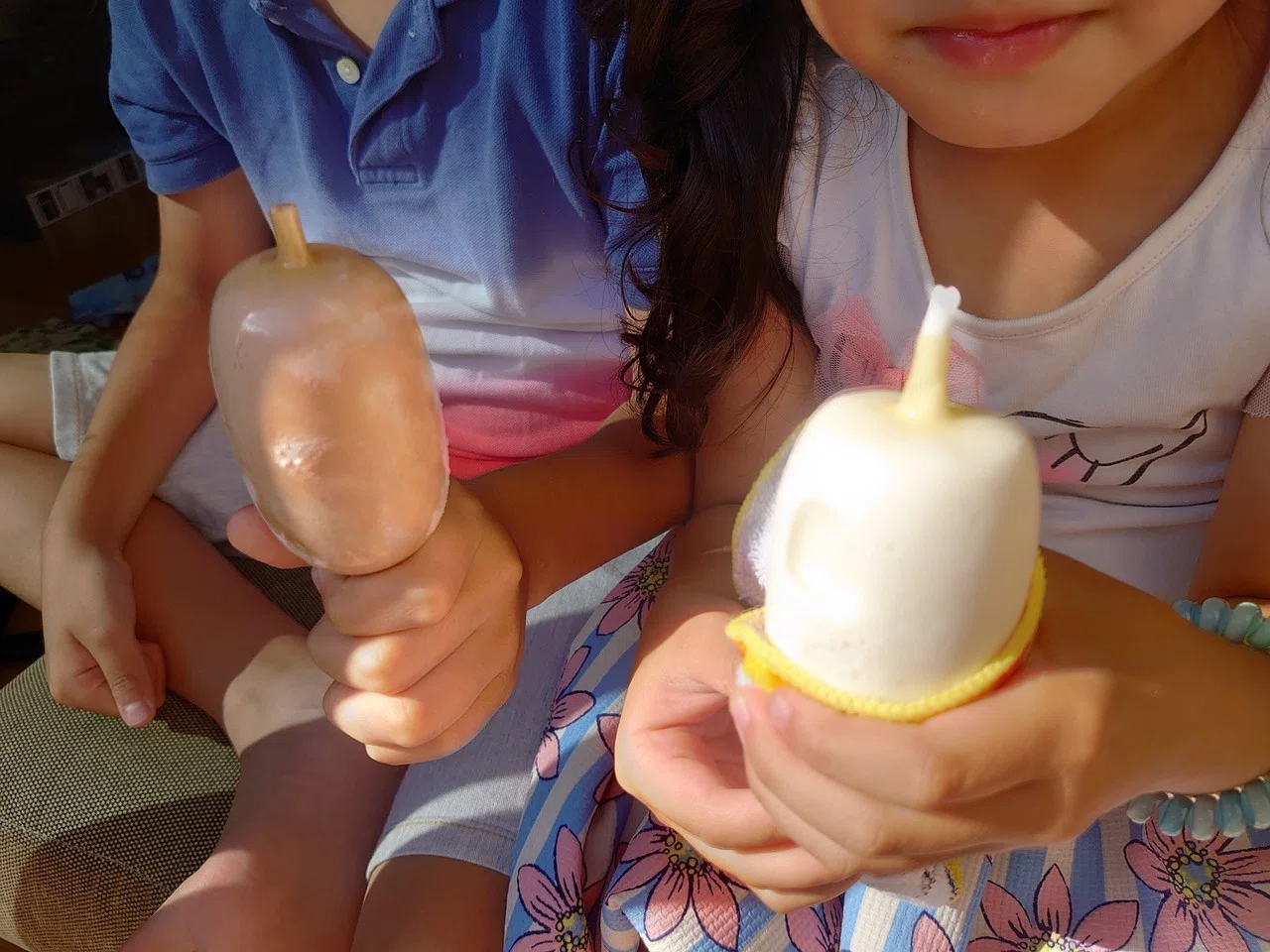 この夏うちでものすごい流行ったアイス シャトレーゼの ボンボン ゴム風船の中にアイスが入ってるよー 途中から口が離せなくなるのと 最後にチュルっと食べきるのがポイント 夏は終わったはず きママゆうこ Note