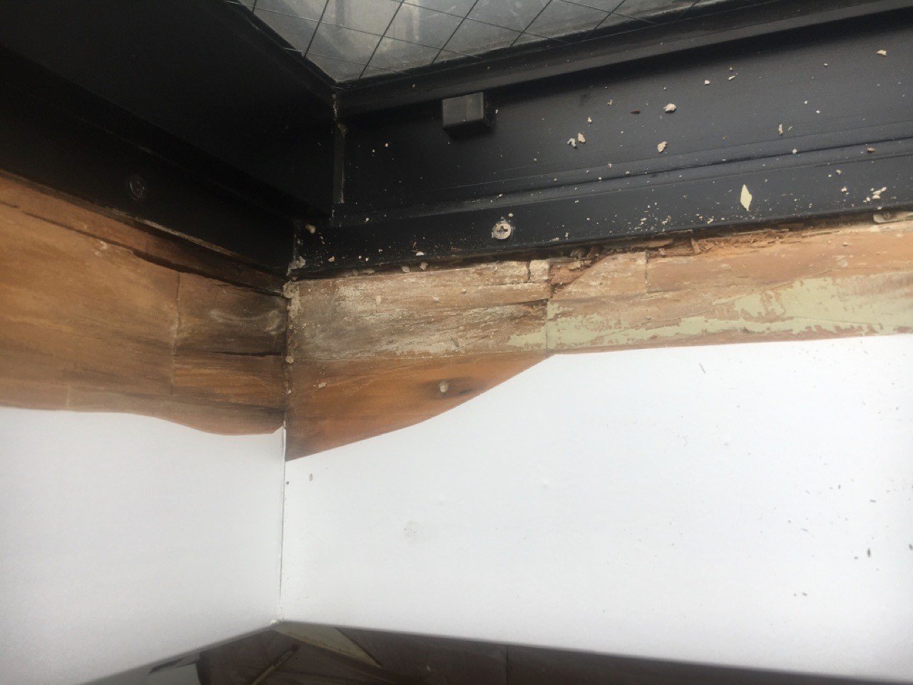 結露と乾燥で腐食 変形した木枠のリペア テンベースリペア 10base Repair 床 フローリングのキズ ドア 木部のキズ 修復します Note