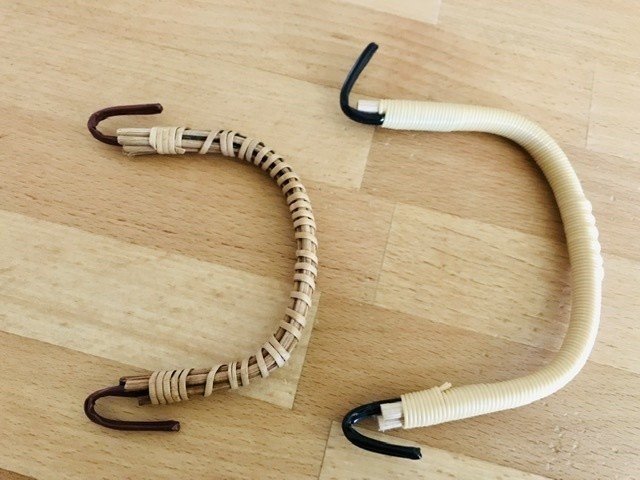 お急須の取っ手 束の1本が黒くカビてしまった 左 ドイツで取っ手だけ買えるかな そうだ 以前に夫がくれたお急須 蓋だけを割っちゃって本体を捨てられずに置いてあった 取っ手があるはず 右 助かった 北川 萌子 Note お急須の取っ手 束の1本が黒くカビてしまった 左 ドイツで取っ手だけ買えるかな そうだ 以前に夫がくれたお急須 蓋だけを割っちゃって本体を捨てられずに置いてあった 取っ手があるはず 右 助かった 北川 萌子 Note