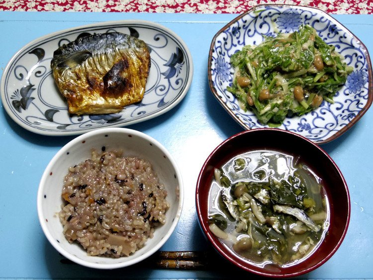 今夜は焼きさば、水菜・山芋・納豆・タマネギのサラダ、あのスープ、ゴボウとかの炊き込みご飯です。