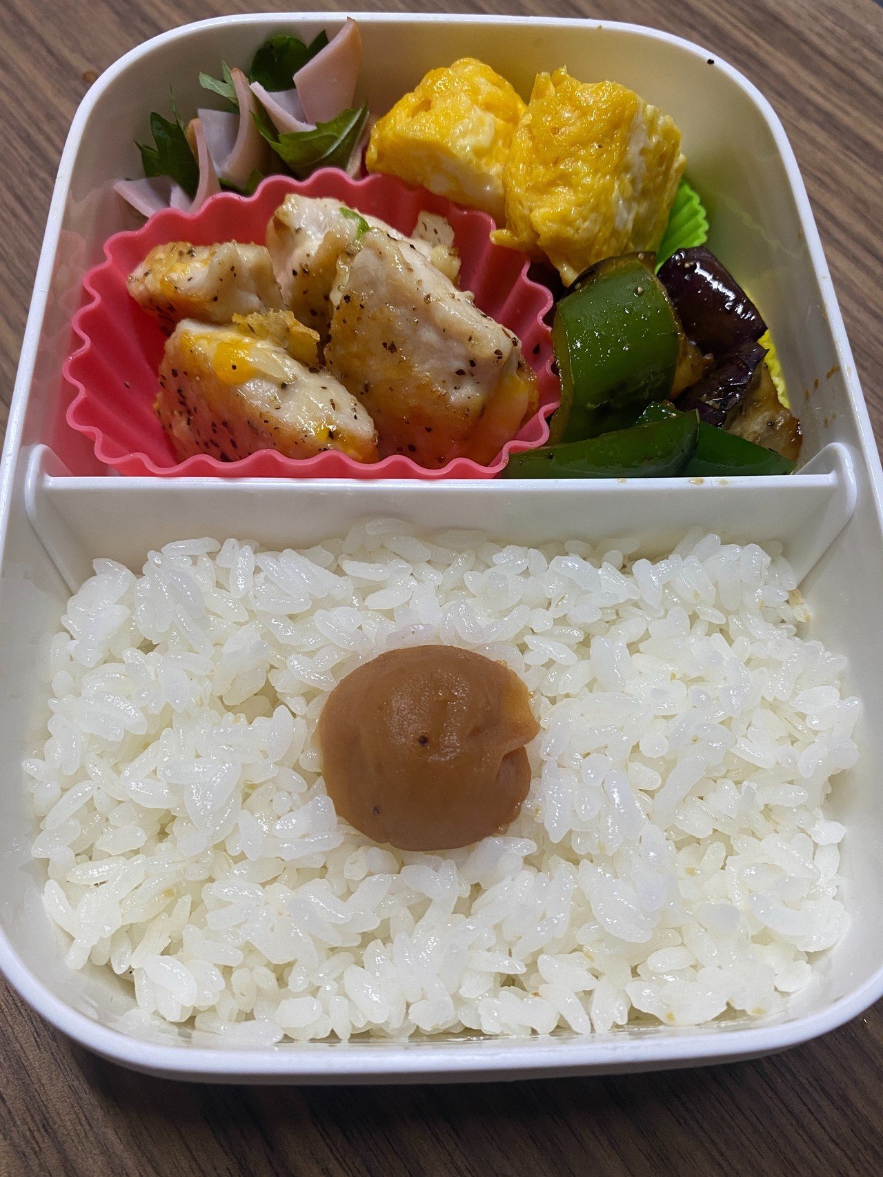 今日お弁当 今日はササミのチーズ焼き 茄子とピーマン は 焼肉タレで焼いてます これも良く使うワザで 焼肉 と見せかけて野菜だけです 笑 Mii Note