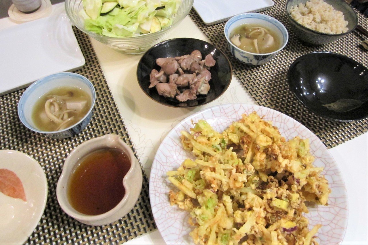 昨夜は桜エビ さつま芋 エリンギなどのかき揚げにしました ほか里芋の煮物 砂肝炒め キャベツ 大根 ナスの洋風即席漬け わかめ入り玄米ごはん 色味のせいか秋っぽい食卓に サウロは 食事をして元気を取り戻 真帆 沁 Mahoshin 文筆家 Note 昨夜は桜エビ さつま芋 エリンギなどのかき揚げにしました ほか里芋の煮物 砂肝炒め キャベツ 大根 ナスの洋風即席漬け わかめ入り玄米ごはん 色味のせいか秋っぽい食卓に サウロは 食事をして元気を取り戻 真帆 沁 Mahoshin 文筆家 Note