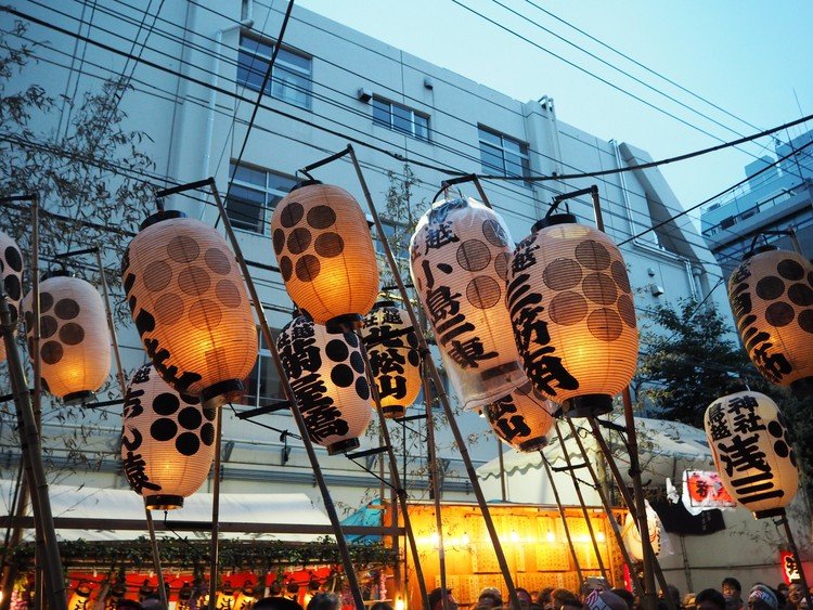 猿田彦、手古舞連に続くのは、千貫御輿といわれるほどの東京一の重さを誇る神輿。百数十個の高張提灯も美しい下町のお祭り。
#鳥越祭り
#まつりとりっぷ
https://j-matsuri.com
#6月
#東京都