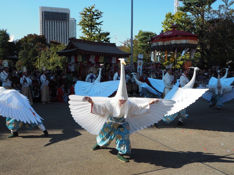 優雅な笛、太鼓に合わせて白鷺達が浅草寺の境内を美しく舞う。浅草寺絵巻から生まれた貴重な舞い。
#白鷺の舞
#まつりとりっぷ
https://j-matsuri.com/
#4月
#東京都