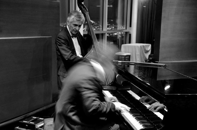 今日はアメリカの作曲家ガーシュウィンの誕生日 1898年 ジャズとクラシックを融合させたこの作品は シンフォニック ジャズ の代表的な成功例として世界的に評価された 楽曲解説 おススメ動画 ラプ 名古屋クラシック音楽堂 Note