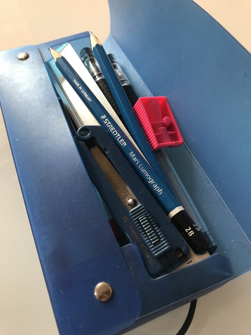 デザイナーの筆箱と中身 Rio Note