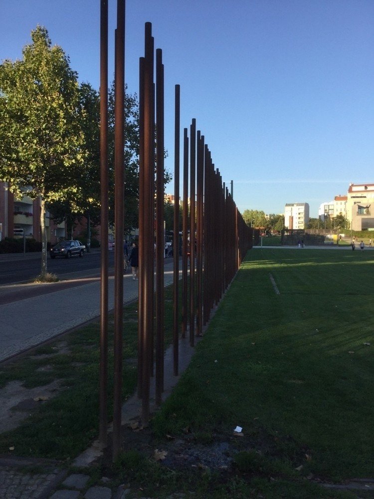 ベルリンのベルナウアー通りに沿って、かつての壁の跡が残されている。今は壁の代わりに当時と同じ高さの棒が立っていて、写真では棒の列の左が西側、右は緩衝地帯をはさんで東側。壁崩壊のニュースをリアルタイムで見た者としては感無量。