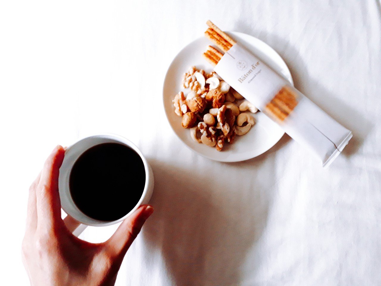 カプチーノもエスプレッソもカフェオレも好きで でも毎日飲むのはブラックだ 甘すぎは飽きるし 苦すぎるのはちょっと寂しい 真夜中みたいな黒は 白のマグカップに透けると琥珀色 飲むごとに色を変えるブラック えりきゃっと Note
