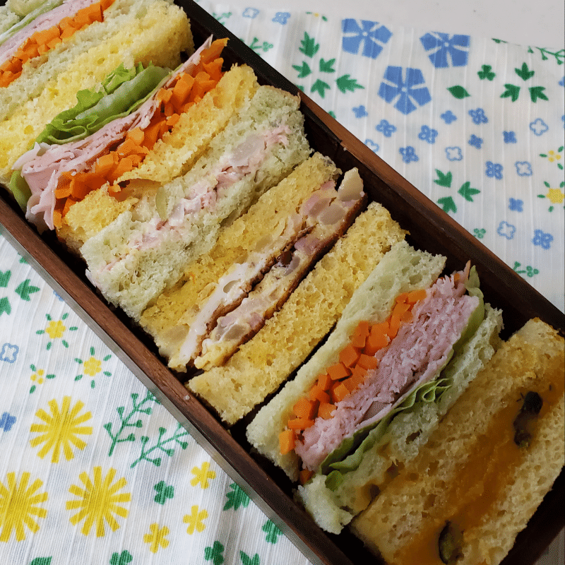 おはようございます 下の子お弁当です 今日は かぼちゃ食パンと枝豆食パンを使ってサンドイッチにしました 中身はハム野菜 オムレツ ツナ かぼちゃメープル かぼちゃにかぼちゃ ビタミンa Luna Note