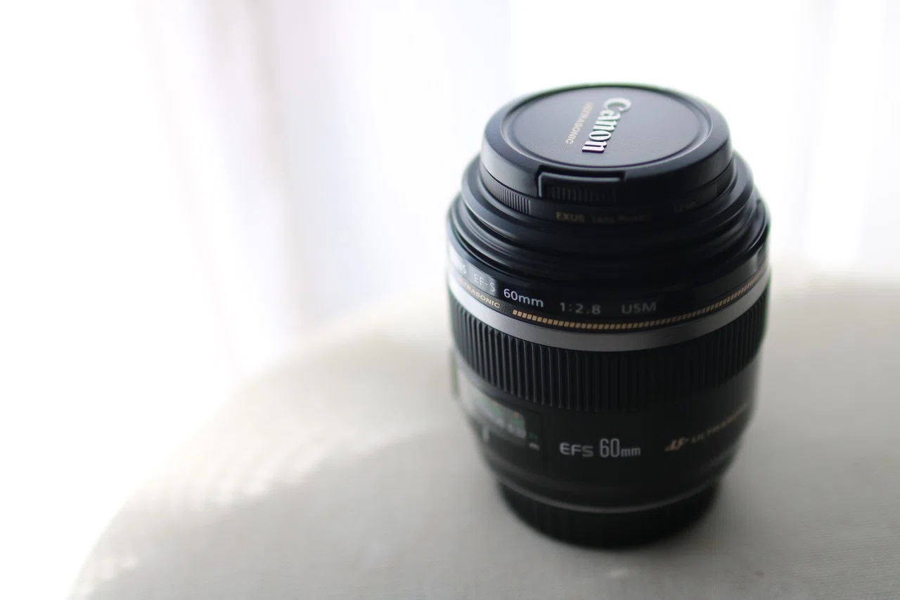 Photographing With, Vol. 5: 艶マクロ Canon EF-S 60mm f/2.8 Macro