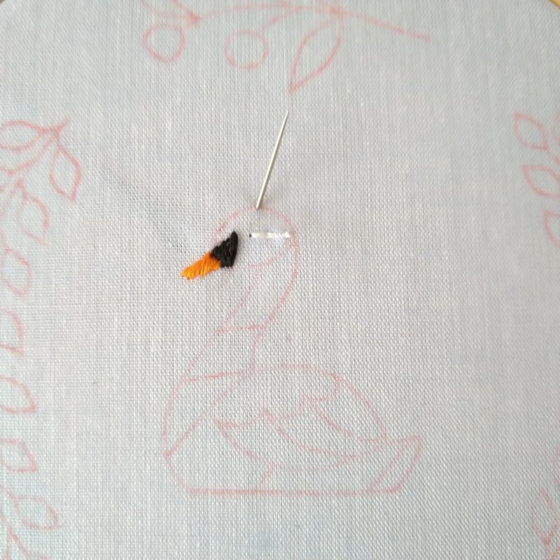 スワンの刺繍枠キットを作ろう ステップ2 白鳥の顔 首のパーツを刺繍する Apostrophe S 刺繍雑貨作家 Note