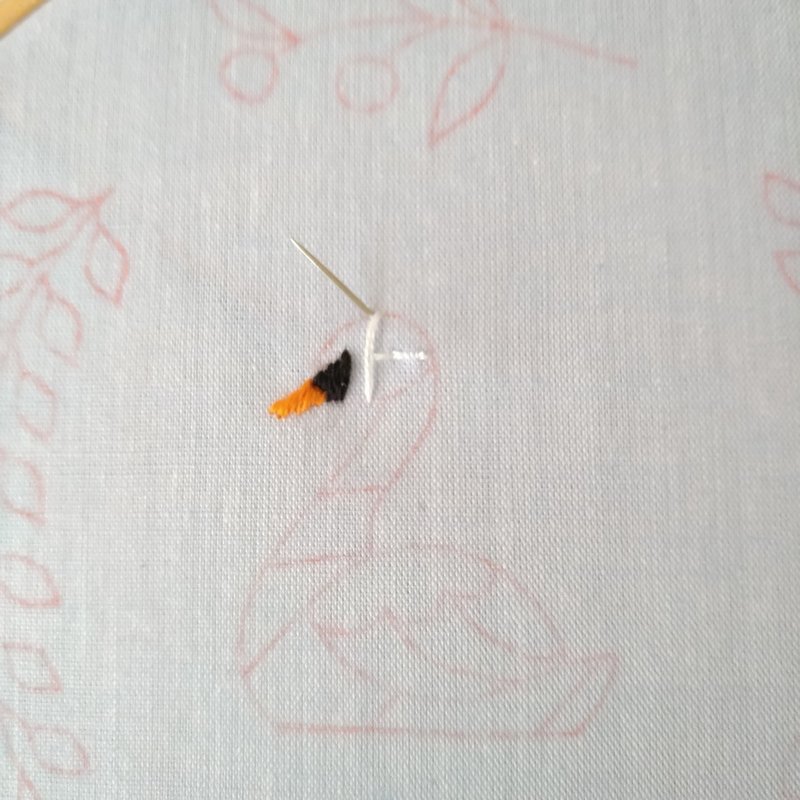 スワンの刺繍枠キットを作ろう ステップ2 白鳥の顔 首のパーツを刺繍する Apostrophe S 刺繍雑貨作家 Note スワンの刺繍枠キットを作ろう ステップ2 白鳥の顔 首のパーツを刺繍する Apostrophe S 刺繍雑貨作家 Note
