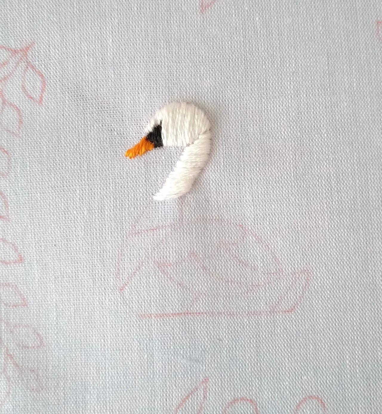 スワンの刺繍枠キットを作ろう* ステップ2 〜白鳥の顔、首の スワンの刺繍枠キットを作ろう* ステップ2 〜白鳥の顔、首の