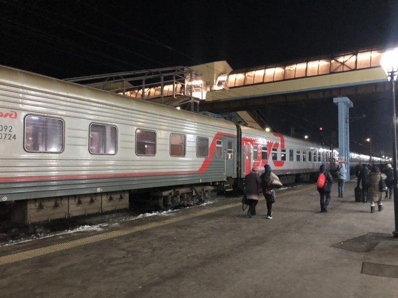 ウランウデ駅のホームに停車しているシベリア鉄道の写真