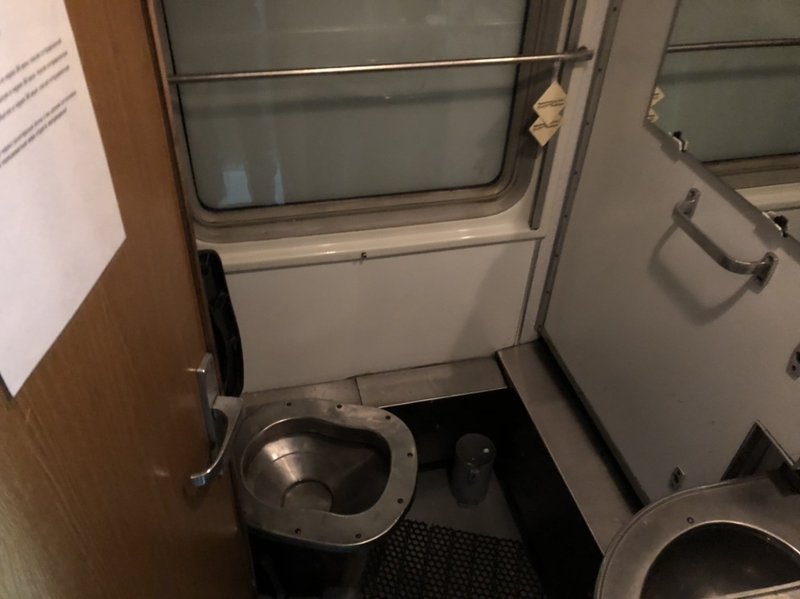 シベリア鉄道車内のトイレの写真。あまりキレイとはいえない…