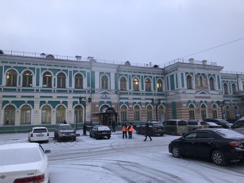 イルクーツク駅の外観の写真。うっすらと雪が積もっている
