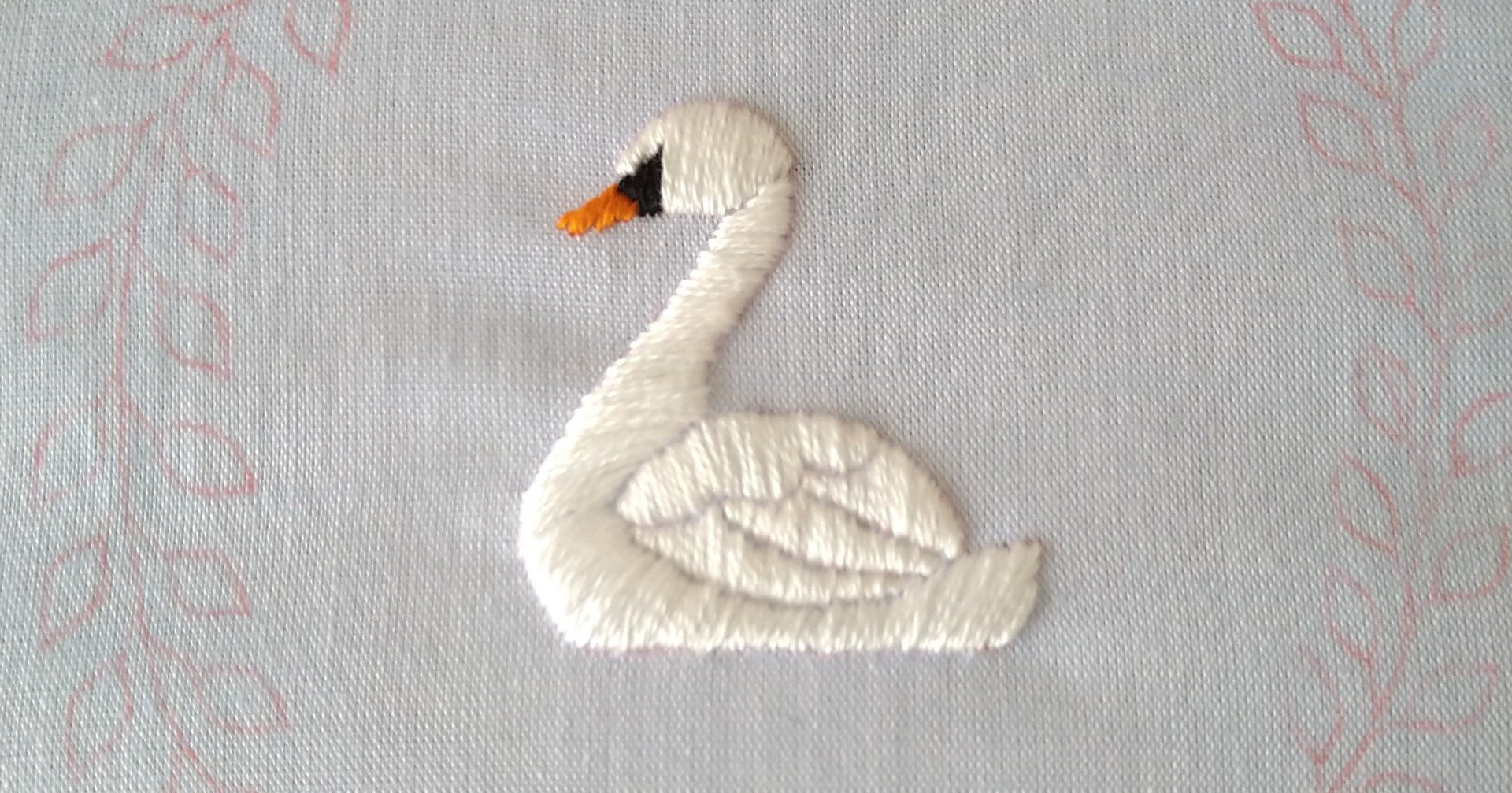 スワンの刺繍枠キットを作ろう* ステップ3 〜白鳥の羽の刺繍