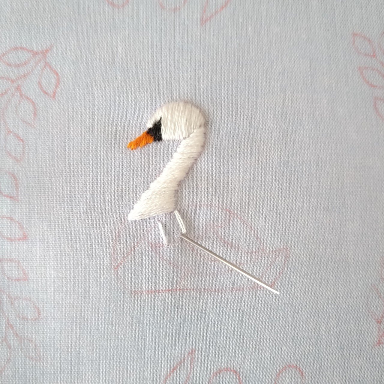 スワンの刺繍枠キットを作ろう* ステップ3 〜白鳥の羽の刺繍