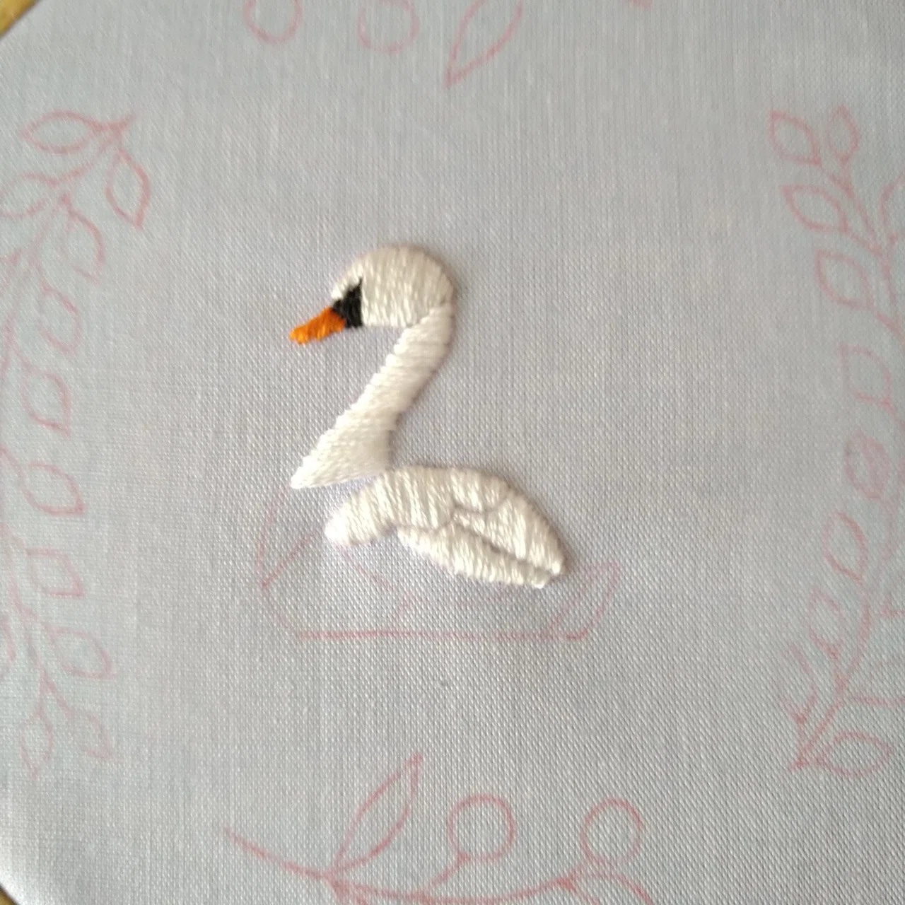 スワンの刺繍枠キットを作ろう* ステップ3 〜白鳥の羽の刺繍