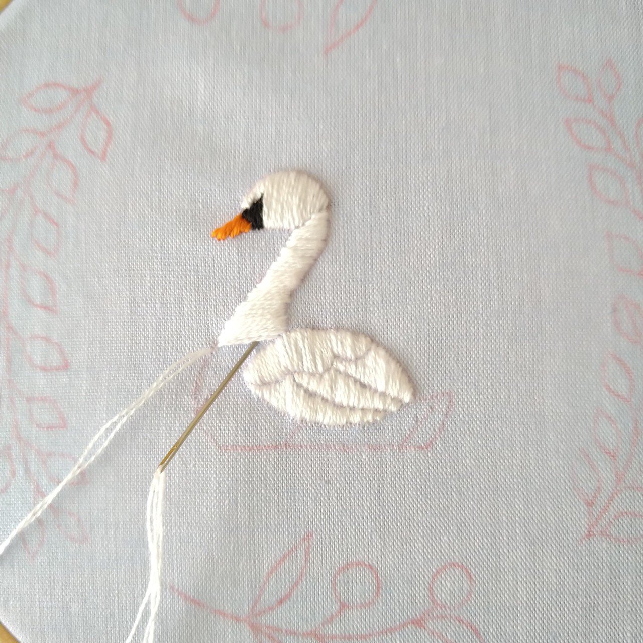 スワンの刺繍枠キットを作ろう* ステップ3 〜白鳥の羽の刺繍