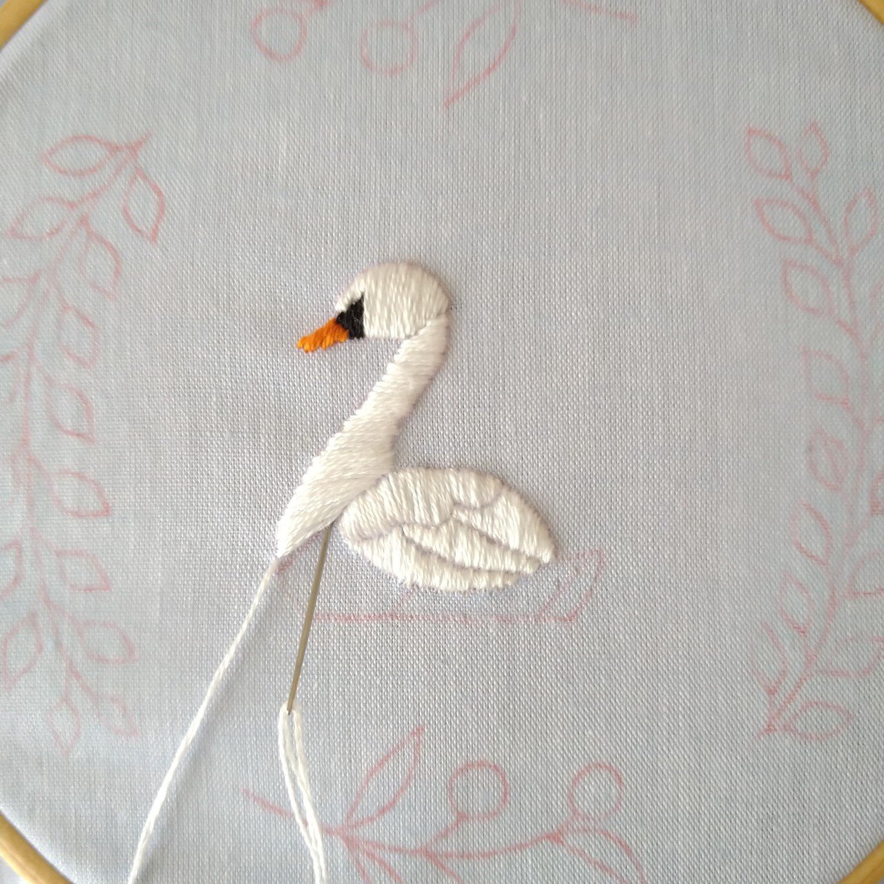 スワンの刺繍枠キットを作ろう* ステップ3 〜白鳥の羽の刺繍