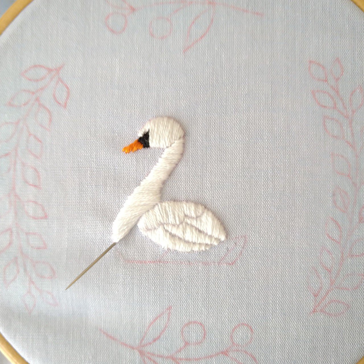 スワンの刺繍枠キットを作ろう* ステップ3 〜白鳥の羽の刺繍