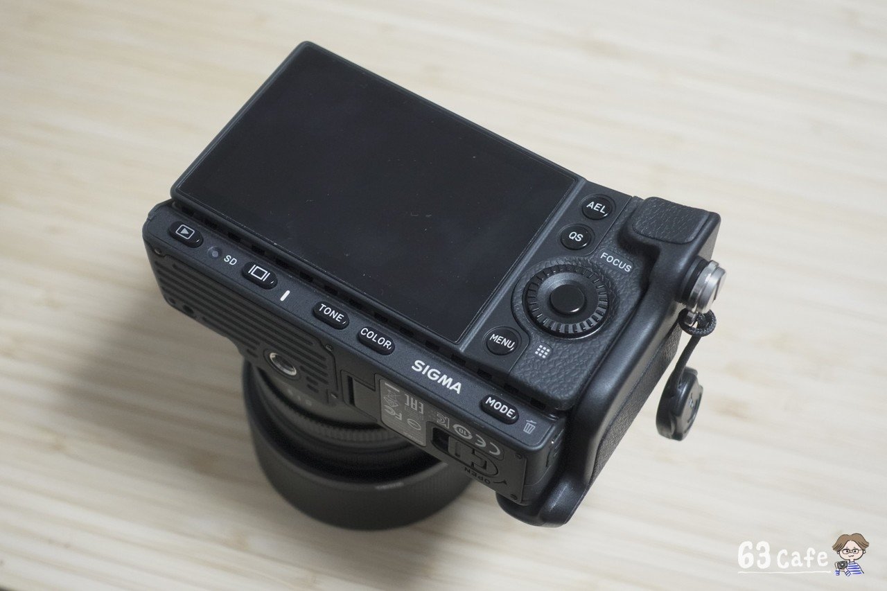 SIGMA fpのモニターはチルトしない｜hiromi63 / ZINEography