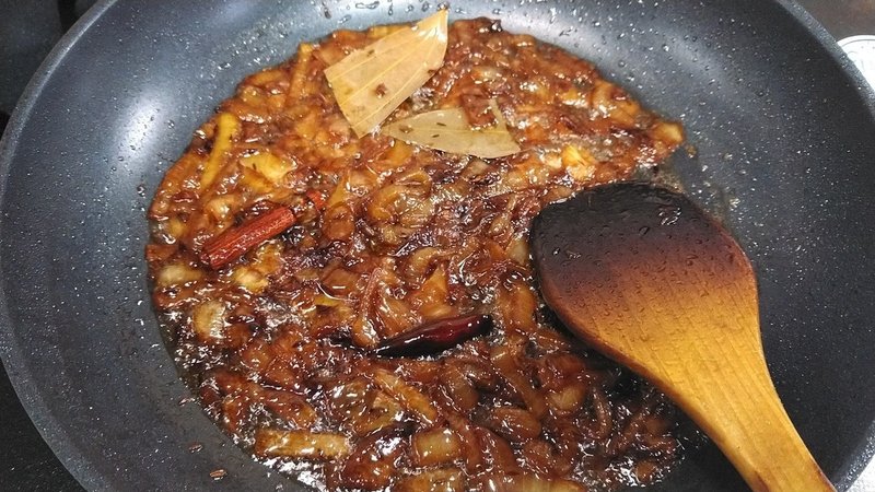 スパイスカレーで飴色玉ねぎを作っていてのモヤモヤ テンパリングしたホールスパイスの香り 秀人 Note スパイスカレーで飴色玉ねぎを作っていてのモヤモヤ テンパリングしたホールスパイスの香り 秀人 Note