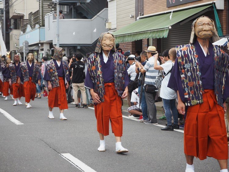 爺、鬼、天狗、火吹き男など、１０種類の面をかぶった男達が練り歩く鎌倉の奇祭。
#面掛行列
#まつりとりっぷ
#9月
#神奈川県
https://j-matsuri.com/