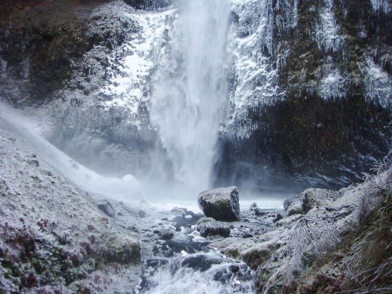 凍りついたマルトノマ滝