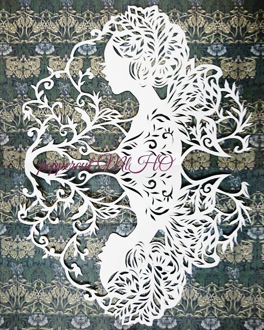 イメージ切り絵 その方のイメージで作るのですが 今回のは 上下にした 切り絵です こんな形で お客様の切り絵 をオーダーでお作りしています 主に女性ですが 似顔絵ではなく 私の感じたイメージなので かなり Mlho Note イメージ切り絵 その方のイメージで作るのですが 今回のは 上下にした 切り絵です こんな形で お客様の切り絵 をオーダーでお作りしています 主に女性ですが 似顔絵ではなく 私の感じたイメージなので かなり Mlho Note