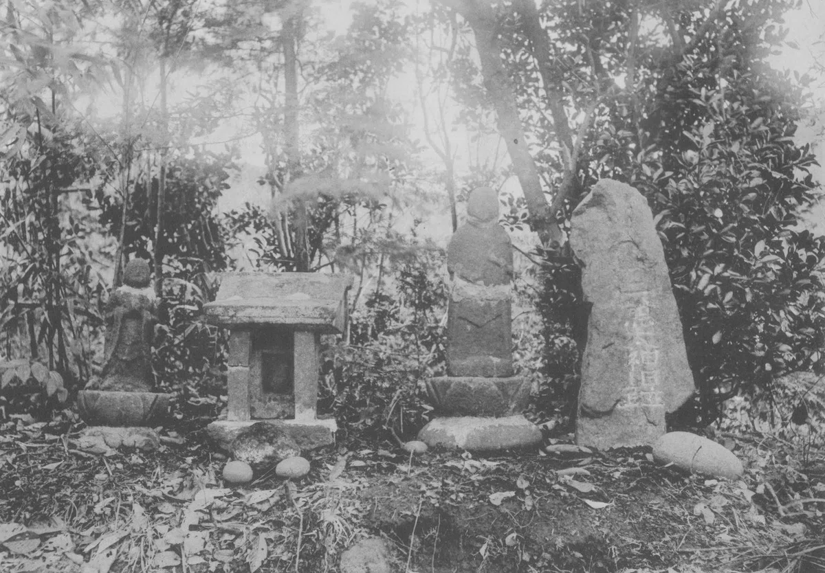 長慶天皇墓富士谷白黒