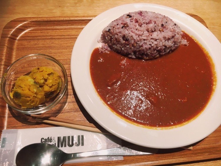 MUJI CAFE in グランフロント大阪。
バターカレーとカボチャのポテトサラダ。840円(だったはず…!)