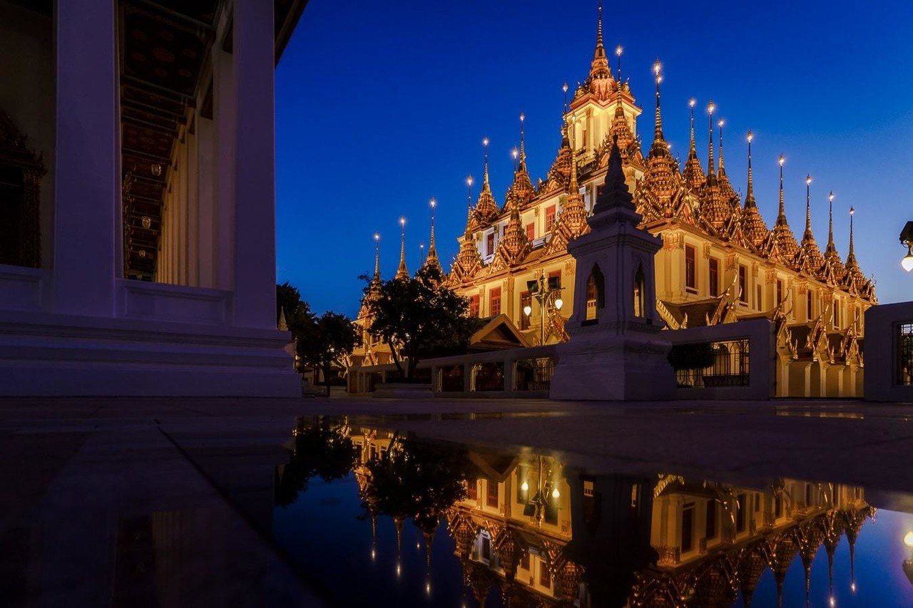 バンコク夕景】黄金の尖塔が煌めくロハプラサート｜Naoya Akashi