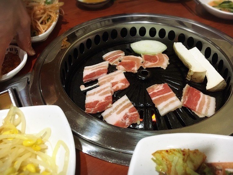 鶴橋で焼肉行こうよ！となり…。サムギョプサルー！大好きです。大好きです。大好きです焼肉。