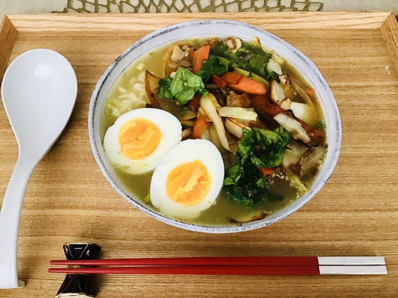 二日酔いの定番は あったかいスープと 麺 ケイチェルおじさんの昨日の投稿に影響されて 本日はサッポロ一番塩ラーメンに野菜炒め 焦げた をのせただけ この袋ラーメンは 本当にハイなクオリティだと思う ユイじょり Note