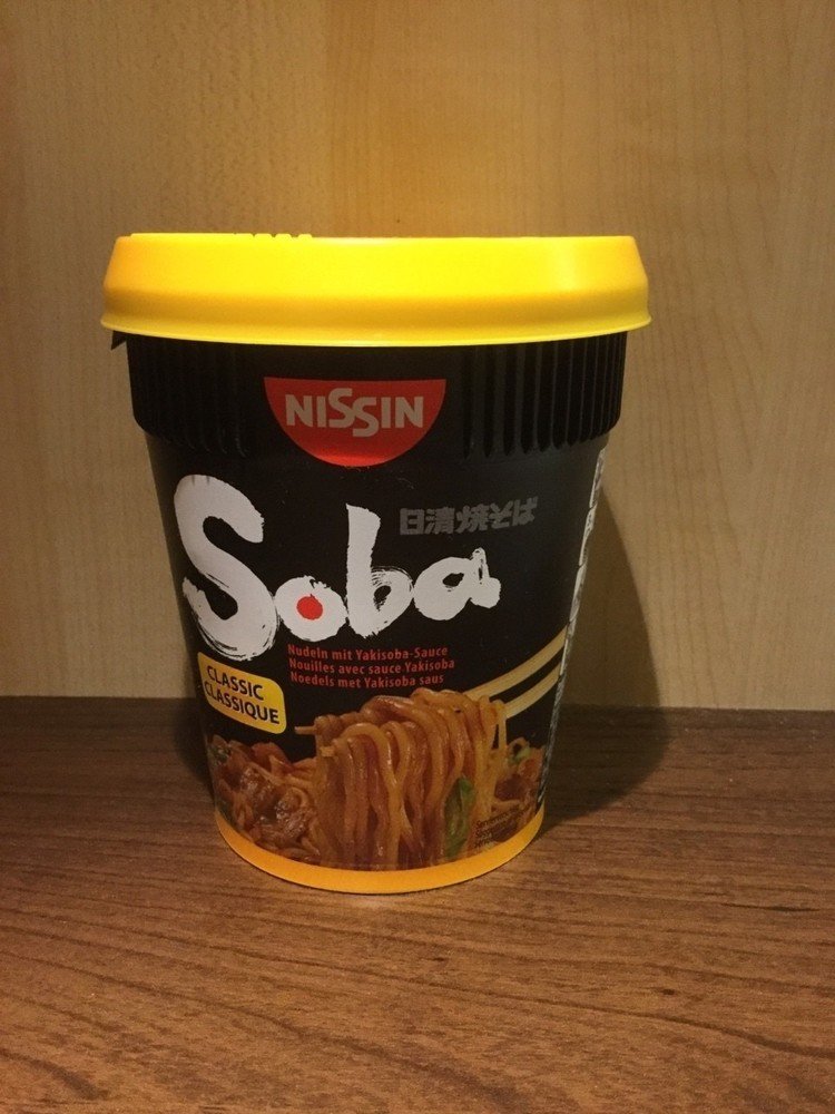 ベルリンの麺シリーズ。ネコラーメンに続き今度は焼きそば。こちらはちゃんと、我らが日清の製品だが、商品名はでかでかと書いてある「Soba」であるらしい。「Yaki」が入ってないあたり、海外進出企業の苦労がしのばれたりするのである。