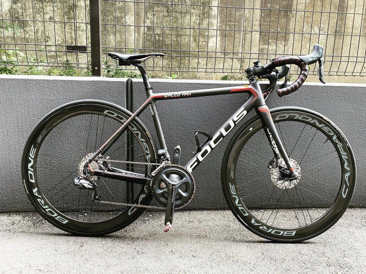 ロードバイクの中に折れて埋まってしまったボルトを自力で取り外した