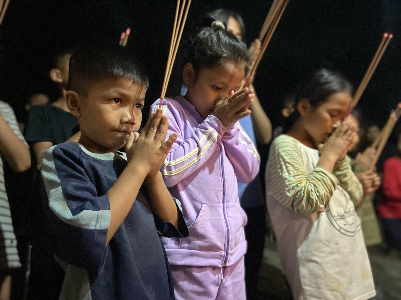 カンボジア正月 4月 空から天女が舞い降りてきて年が明けます そのときにこうしてお線香をお供えして 健康や幸せを祈ります 小さい手でお祈りする 姿が愛らしいです メアス博子 Snadaikhmer Note