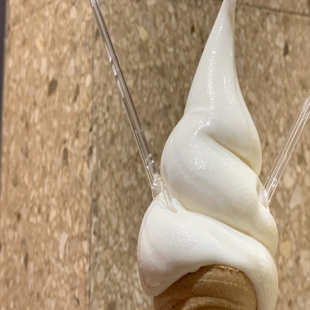 逆さにしても落っこちない【ピカタの森 駒ヶ岳牛乳もふもふソフト