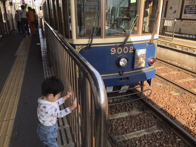 子鉄と すっかり電車好きの息子と 週末恒例になりつつある駅までの散歩 歩けるようになったのが涼しくなってからで本当に良かった 道ゆく人に愛想振りまいて 電車に手を振ったり 何を考えてるんだろ まーじゅさん Note 子鉄と すっかり電車好きの息子と 週末恒例になりつつある駅までの散歩 歩けるようになったのが涼しくなってからで本当に良かった 道ゆく人に愛想振りまいて 電車に手を振ったり 何を考えてるんだろ まーじゅさん Note
