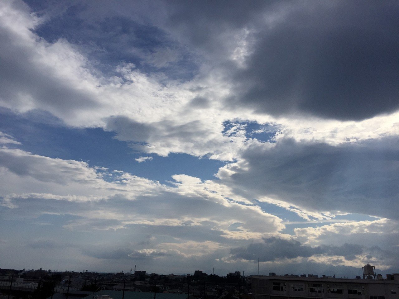 夏空と雲と不思議な形 Arakure Note 夏空と雲と不思議な形 Arakure Note