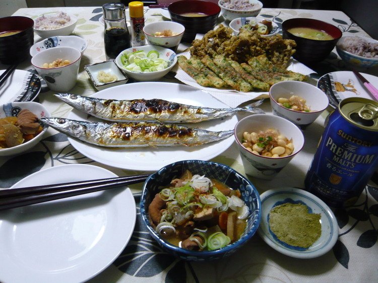 今日の晩御飯　ご飯（ビール）　サンマの塩焼き　舞茸の天ぷら（抹茶塩で）　竹輪の磯部揚げ　茹でたての大豆　常備菜