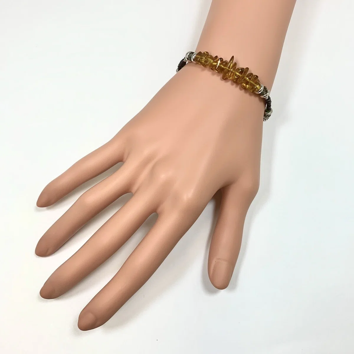 大人女性のおしゃれコーデにピッタリの天然琥珀さざれ石ブレスレット 